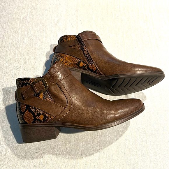 BareTraps Women’s Brown textured Ankle Booties w/ Buckle new condition Sz 10 - Picture 3 of 16